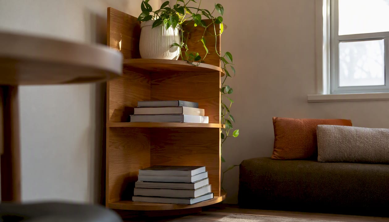 Corner wall decor for renters: no-drill, landlord-friendly ideas 2 Freestanding corner shelf styled with plant and ceramics