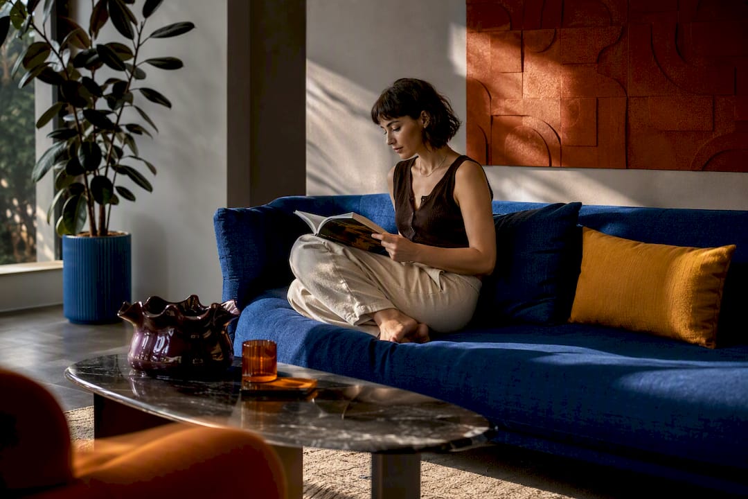 Boldly coloured renter-friendly living room